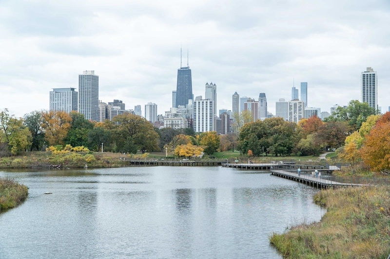 A wide view city shot of Chicago's Lincoln Park neighborhood skyline.