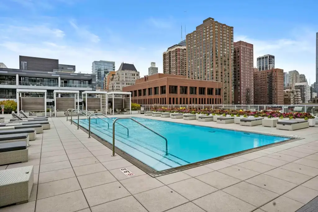 Swimming pool & luxury Gold Coast Chicago Apartments